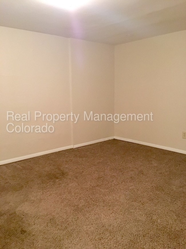 Building Photo - Lovely Duplex in Englewood
