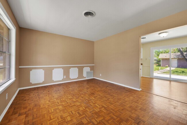 Foto del edificio - Beautiful 4 Bedroom/2 Bathroom Single Stor...