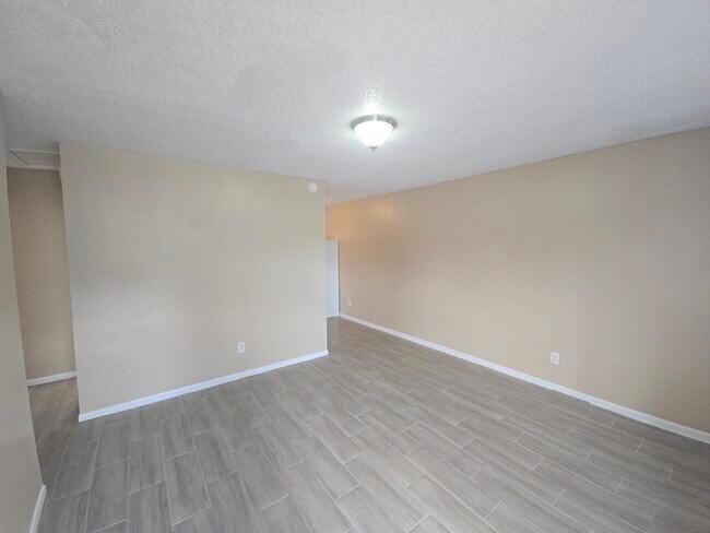 Foto del edificio - 607 Peacock Ln