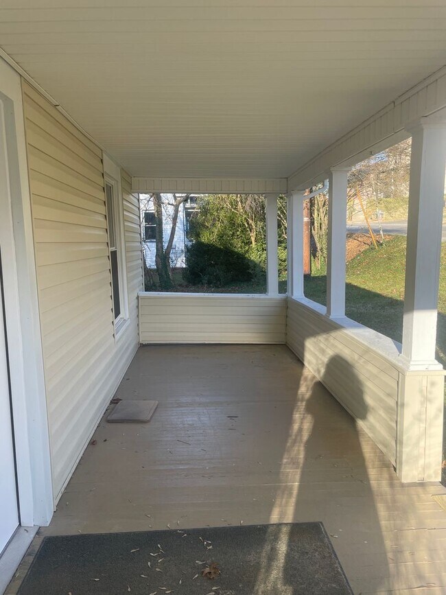 Building Photo - 2 Bedroom 1 Bath Home