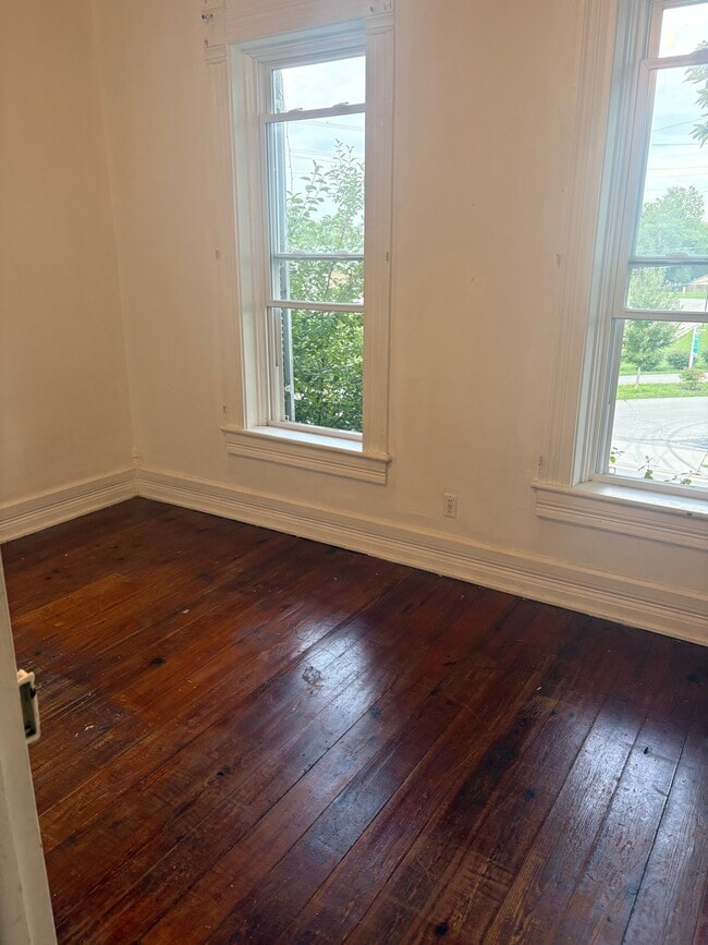Building Photo - 214 N Broadway St
