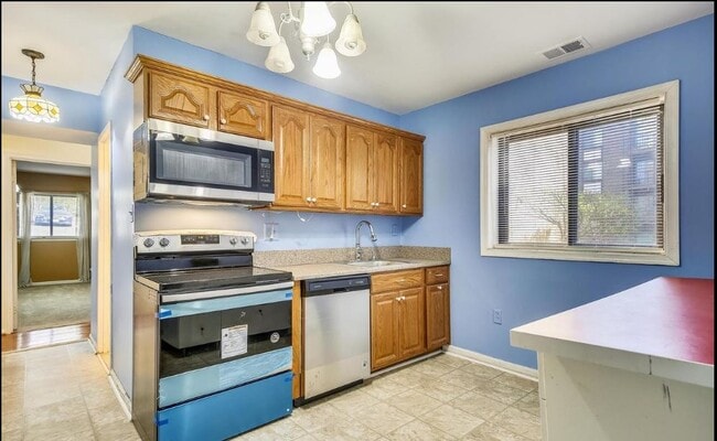 Building Photo - 9715 Kings Crown Ct