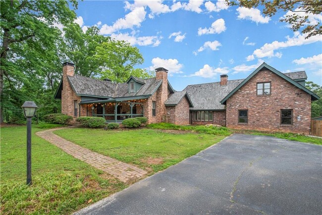 Building Photo - 2600 Stone Dr SW