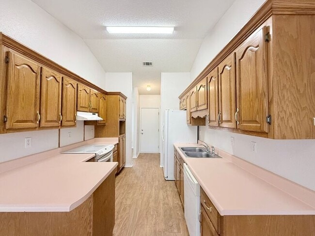 Foto del edificio - 3980 Deerwood Cir