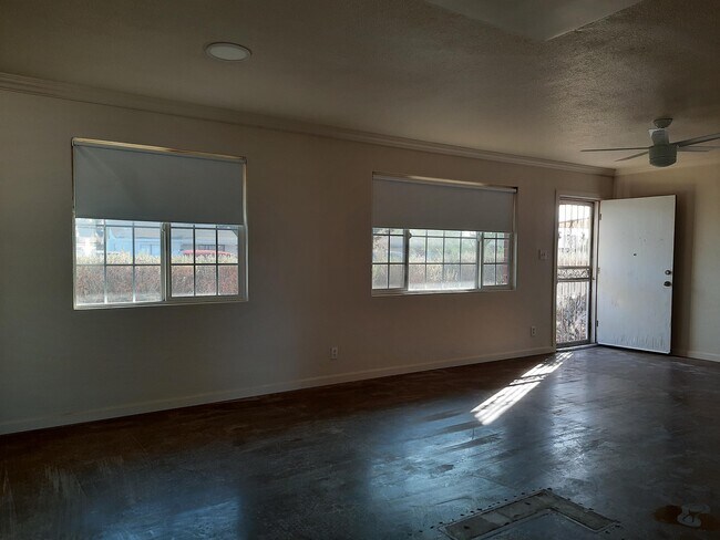 Building Photo - 2408 W Weldon Ave