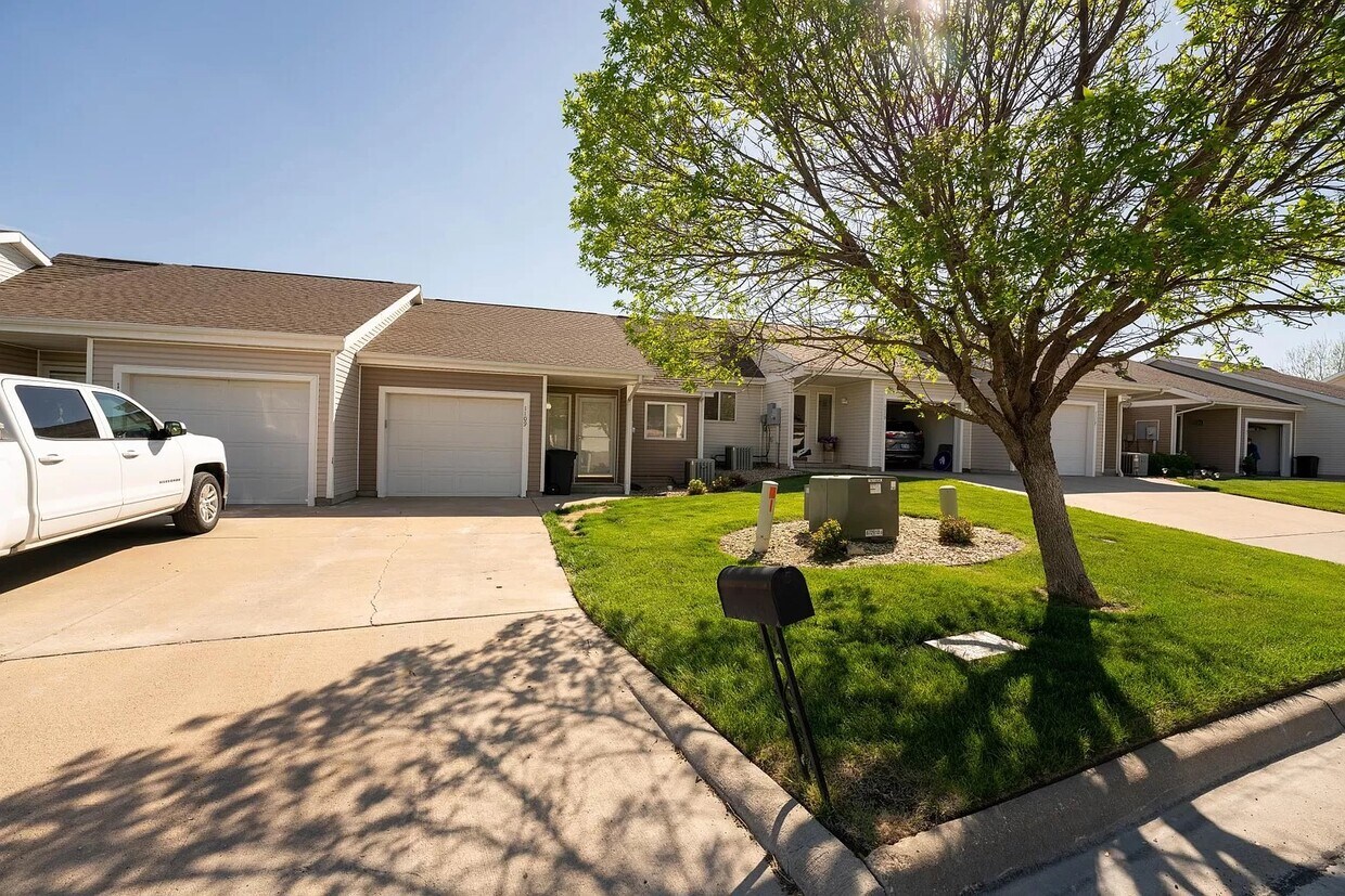 1109 Newfoundland Dr, Manhattan, KS 66503 Townhome Rentals in