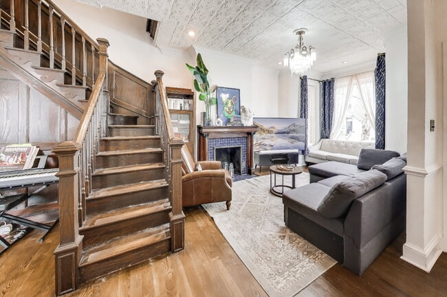 Building Photo - Beautiful Bloomingdale Row house. Utilities Included!