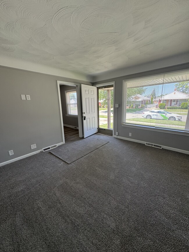 Building Photo - 12835 Plum St