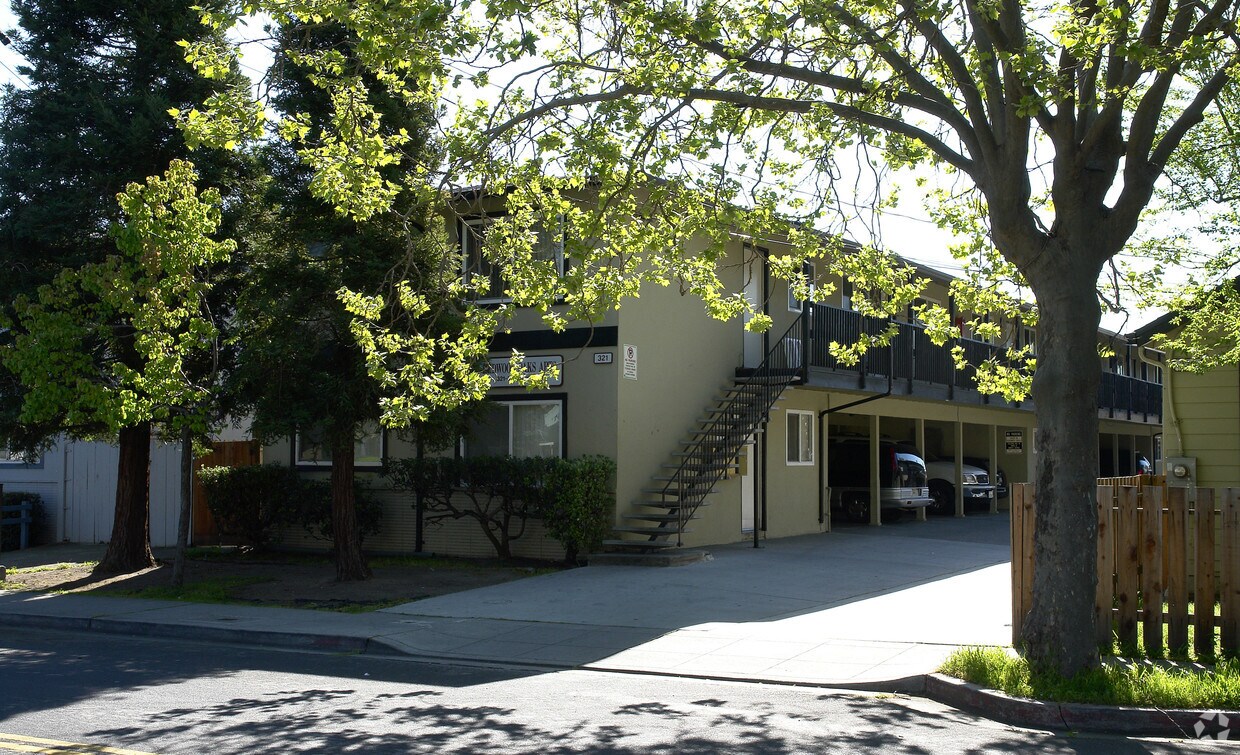 Foto principal - Redwood Oak Apts