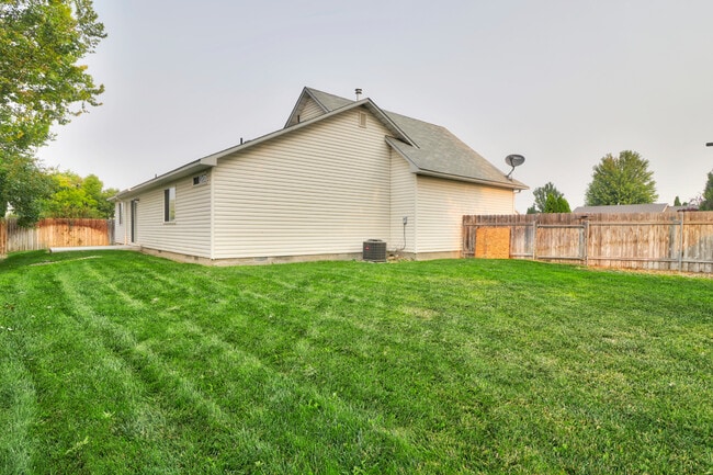 Building Photo - Adorable functional floor plan - off of Ch...