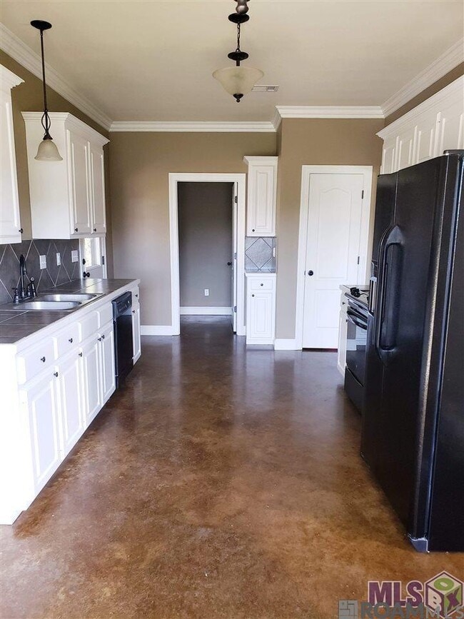 Building Photo - 32424 Creek Pointe Dr