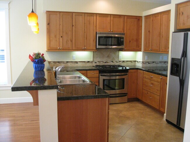Building Photo - 3738 SE Crystal Springs Blvd