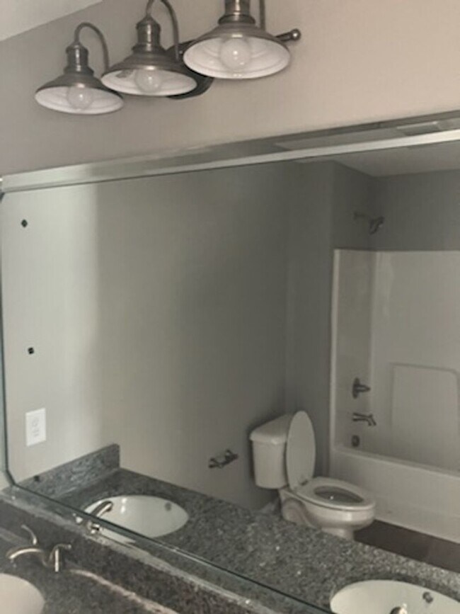 Foto del edificio - 5240 Castlewood Dr
