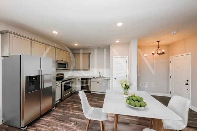 Building Photo - 2185 Miramar Cir