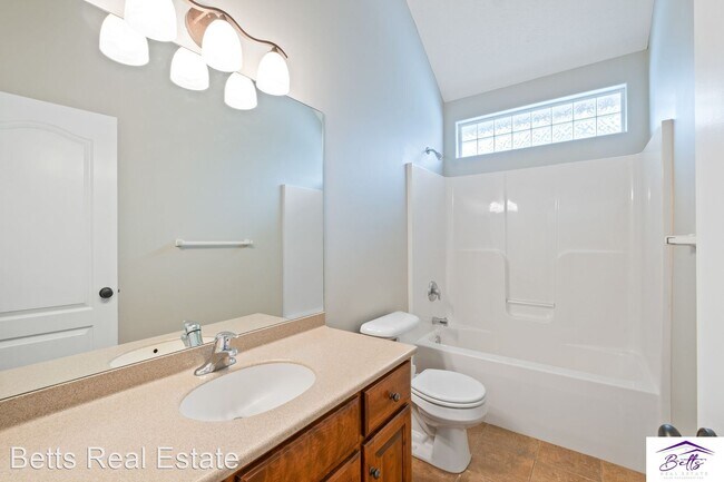 Building Photo - 2 br, 2 bath House - 916 S 201ST STREET