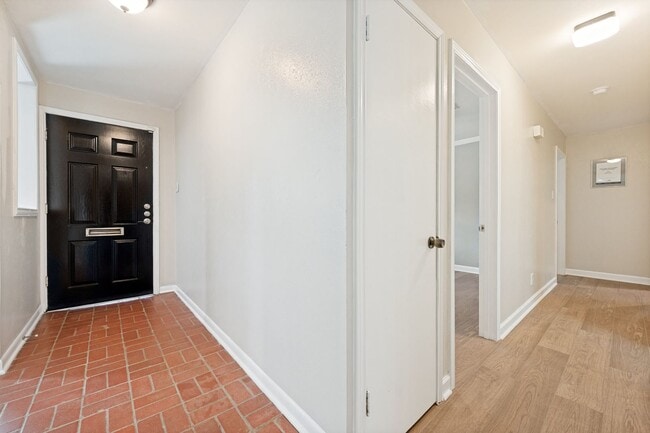 Foto del edificio - 1717 Hillcrest Dr