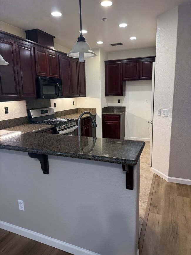 Building Photo - GORGEOUS 3 BEDROOM 2.5 BATH TOWNHOUSE