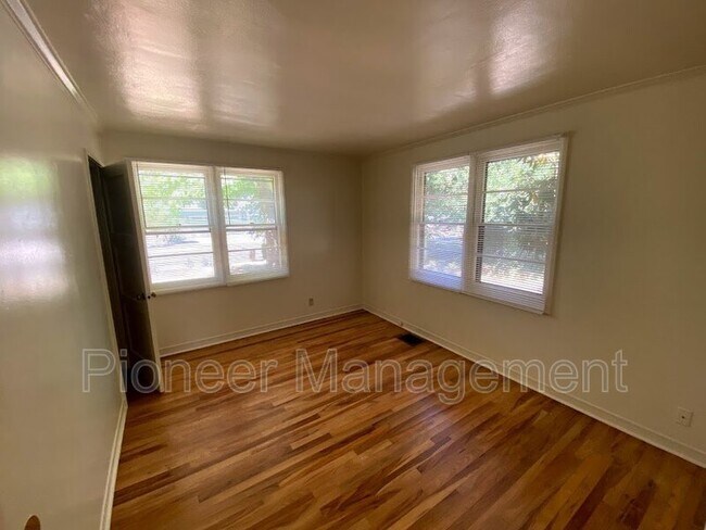 Foto del edificio - 375 Cherry Dr