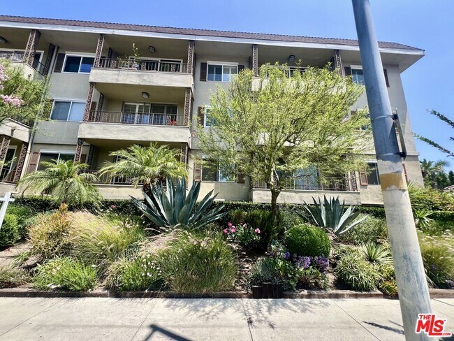 Building Photo - 10707 Camarillo St