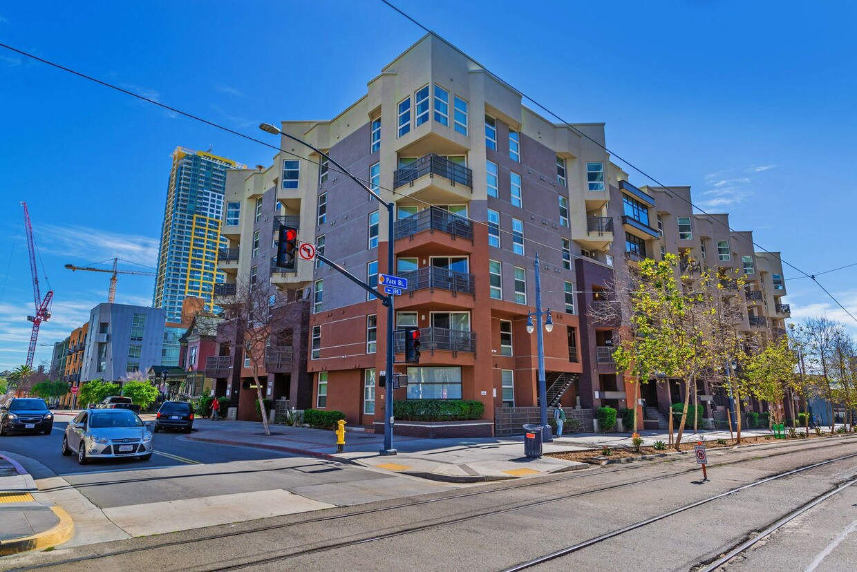 Primary Photo - Park Blvd East 1 Bedroom! Available Now!
