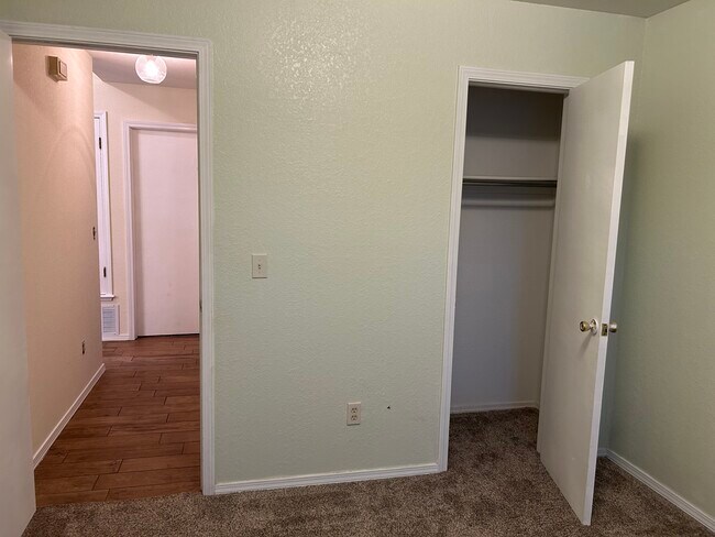 Building Photo - 617 Coopers Hawk Dr