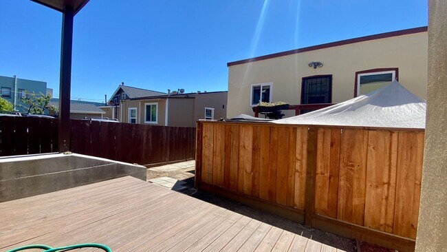 Foto del edificio - Remodeled back House with Large & Sunny Deck