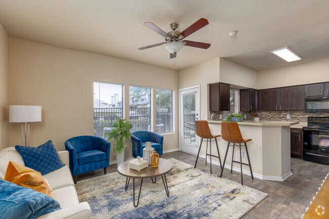 1BR, 1BA - 647SF - A2 - Living Room - Country Club Apartments