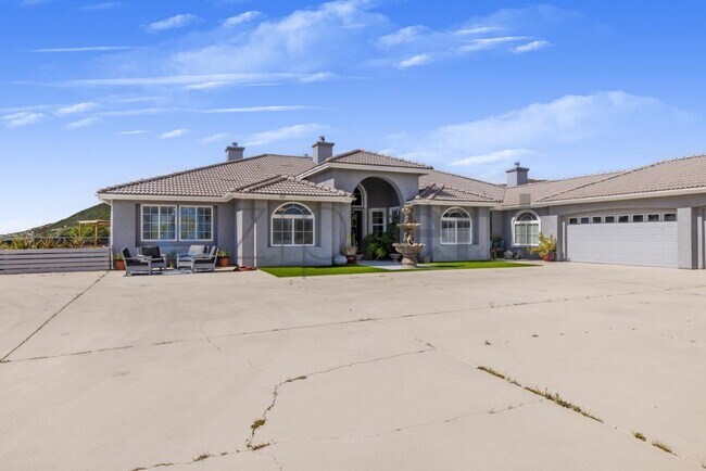 Foto del edificio - 47298 Twin Pines Rd