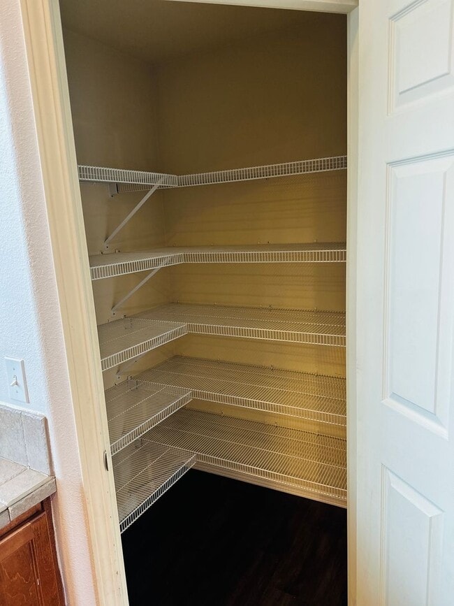 Building Photo - Charming and Updated Townhome in Convenien...