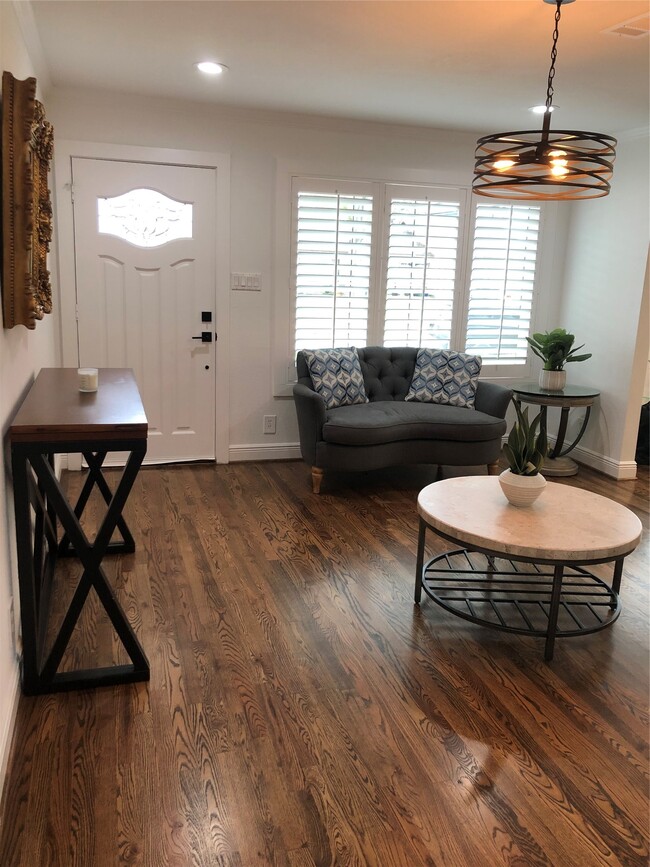 Foto del edificio - 1346 Chantilly Ln