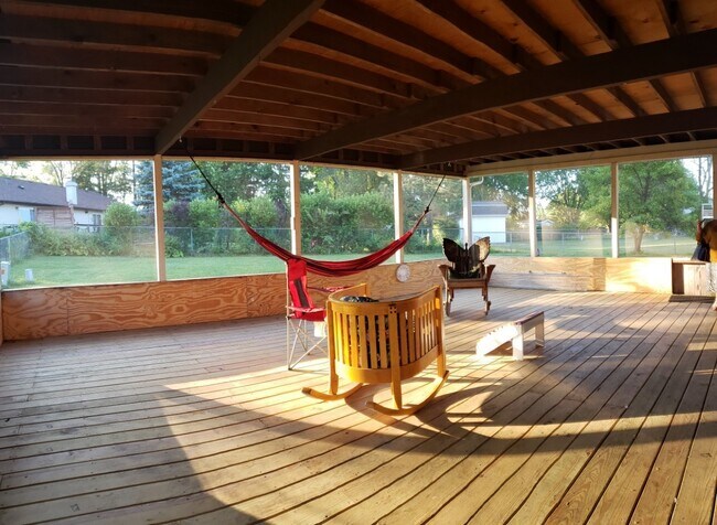 Foto del edificio - 910 Brush Hill Ln