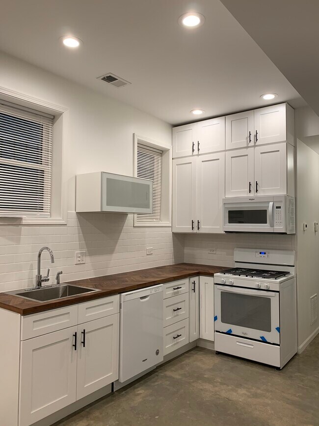 Building Photo - 1820 S Laflin St