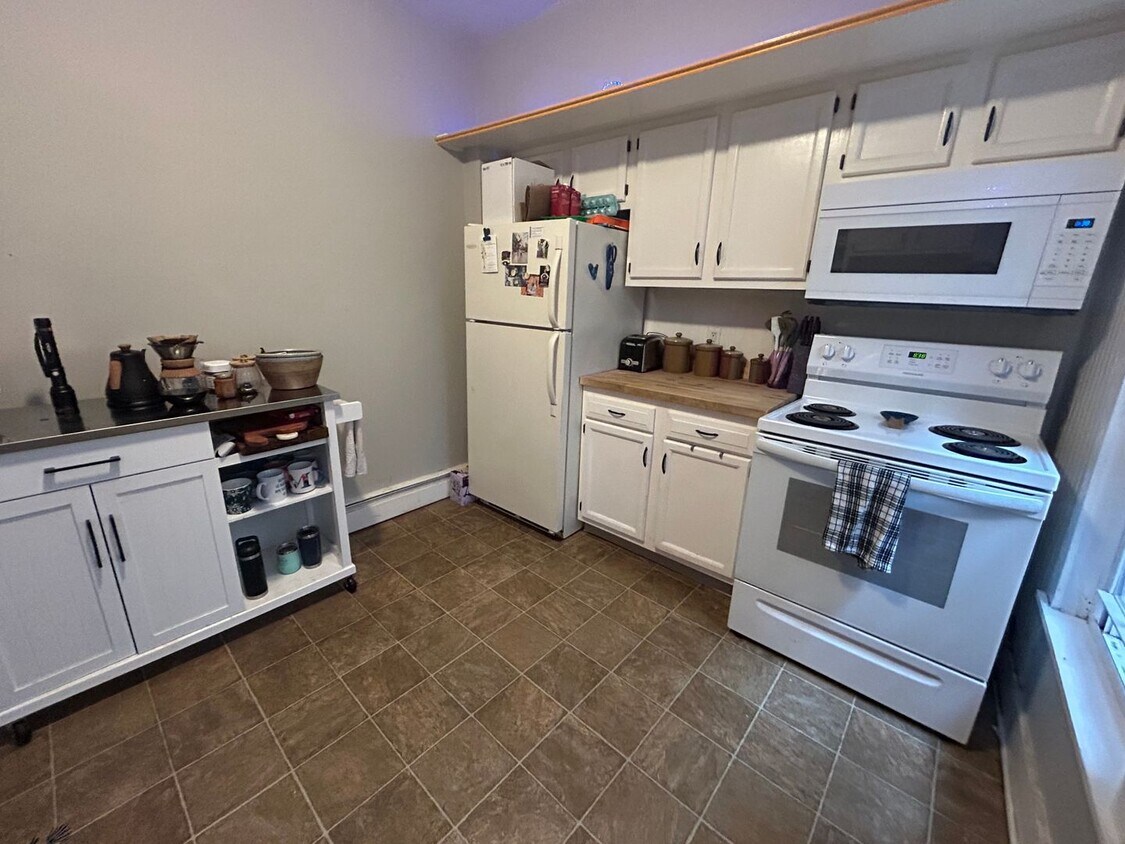 Primary Photo - Beautiful 4 Bedroom in the West End