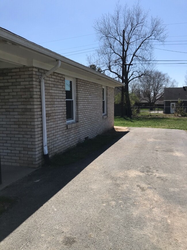 Building Photo - 320 Sunset Dr
