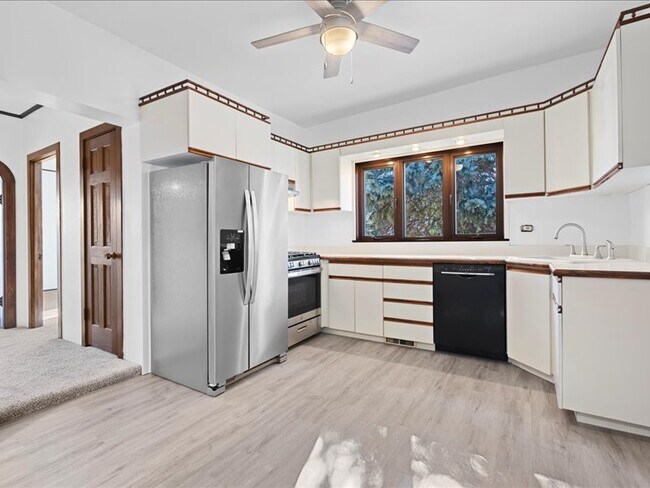 Cocina de arriba #1 - 3214 S Throop St