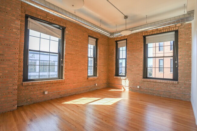 Building Photo - 4801 N Ravenswood Ave