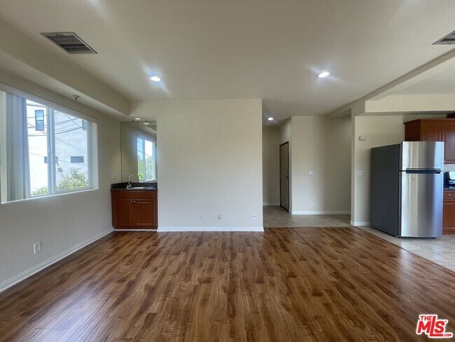 Foto del edificio - 4921 Kester Ave