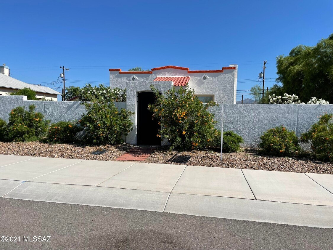 Primary Photo - 1041 E Grant Rd