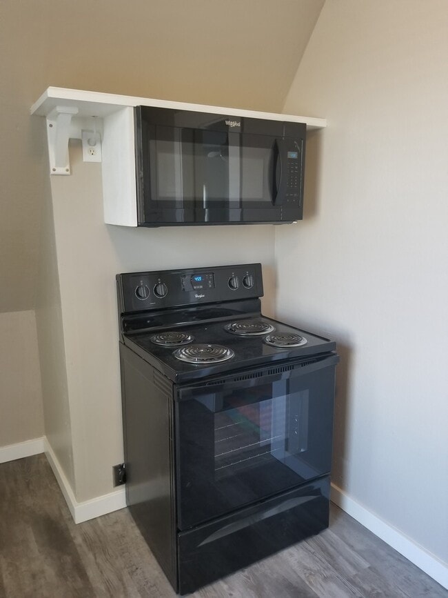 Building Photo - Upstairs Apartment in 2-Unit Property - DO...