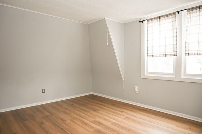 Building Photo - Gorgeous 3 Bed 1 Bath Home! Updated Applia...