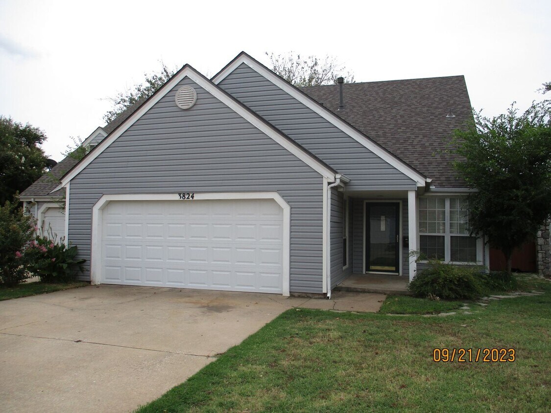 Primary Photo - (3) Bed/(3) Bath + Loft in West Norman Ava...