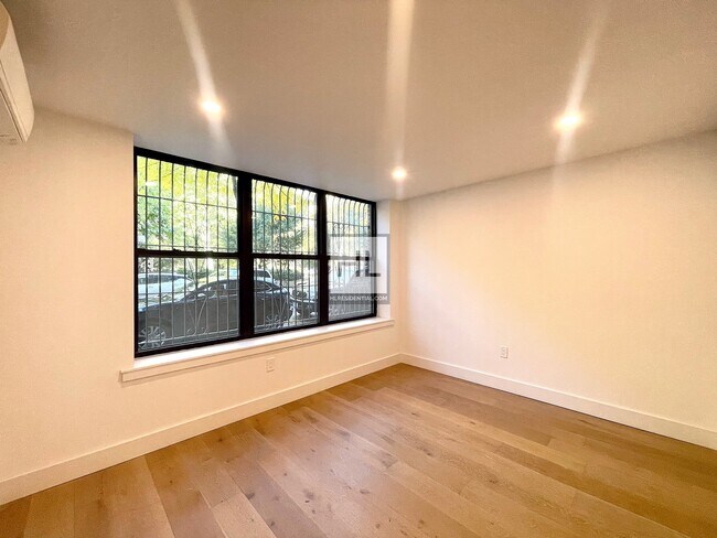 Foto del edificio - Newly Renovated 3 Bed w Private Backyard b...