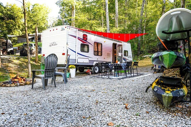 Foto del edificio - LONG TERM RENTAL! Camper 5 minutes from Nolin Lake.