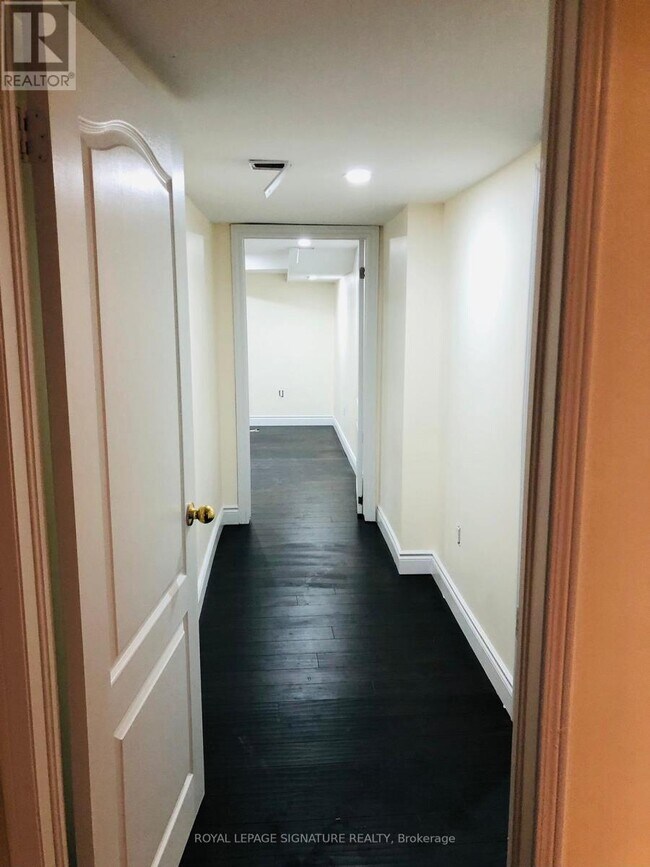 Building Photo - 143 Crystal Glen Crescent