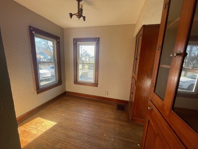 Building Photo - 2 Bedroom House