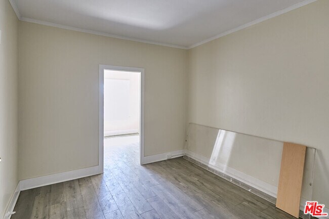 Foto del edificio - 4019 W Olympic Blvd