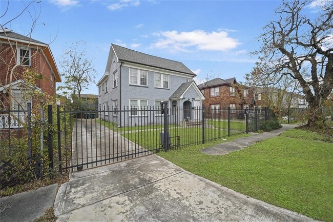 Building Photo - 2704 Truxillo St