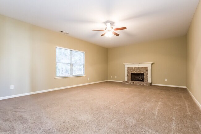 Building Photo - 335 Holbrook Dr