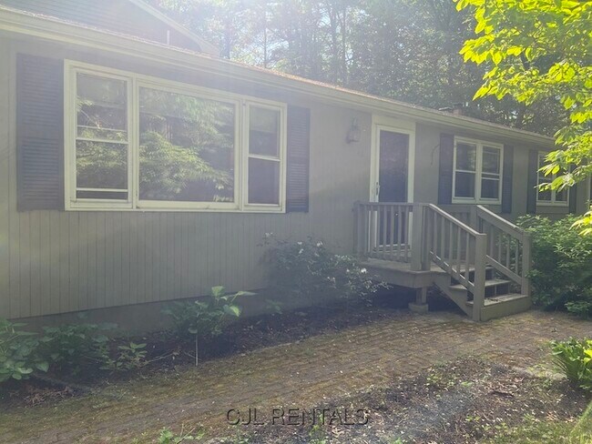 Building Photo - 148 Newtown Rd