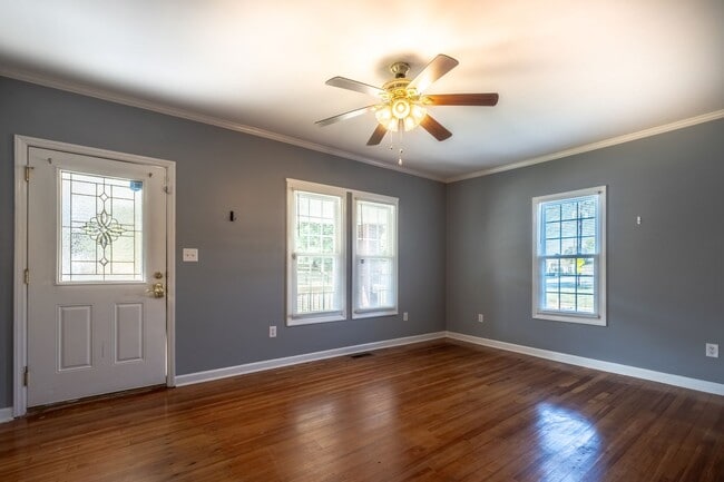Building Photo - Cute home in Burlington with a fenced in b...